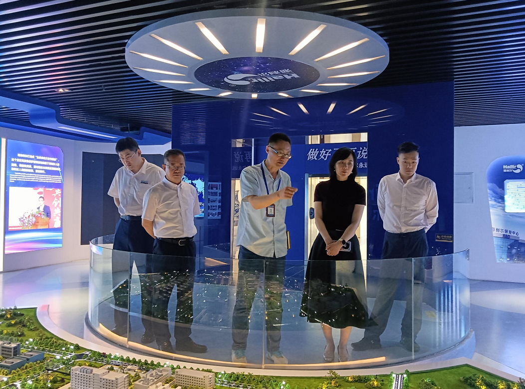 光大银行访问团一行到新葡的京集团35222vip参观洽谈  