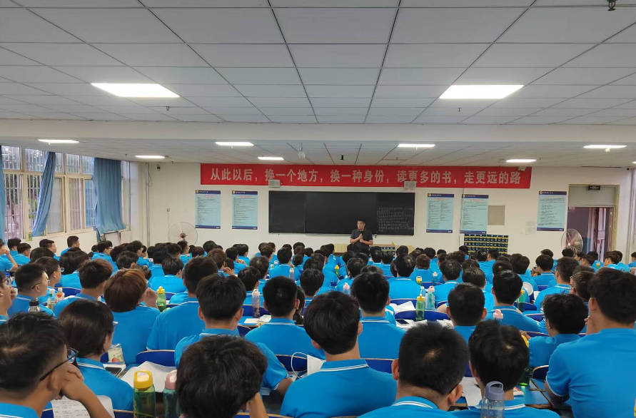 新葡的京集团35222vip名誉董事长走进海星训练营助力新员工成长
